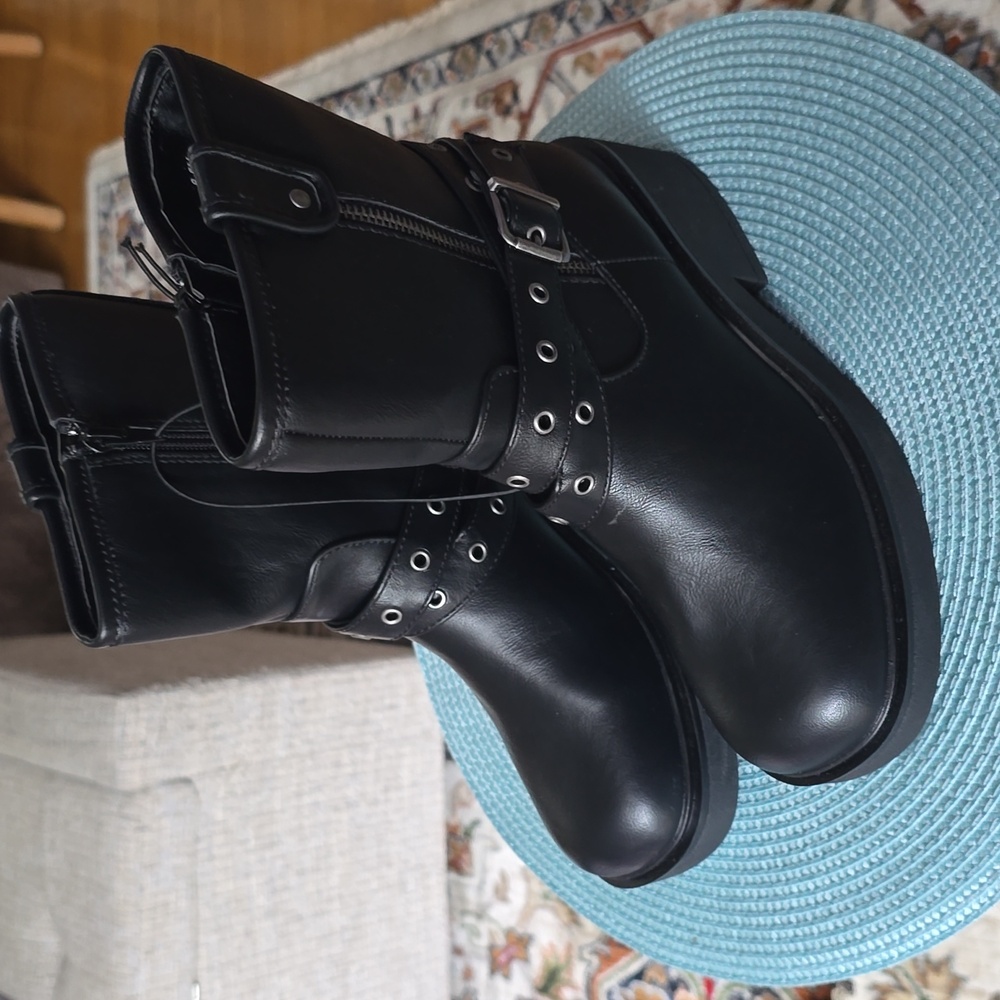 POP BRAND WOMEN'S BLACK FUNKY CHUNKY HEELED SHORT MOTO BOOTS SIZE 6.5.